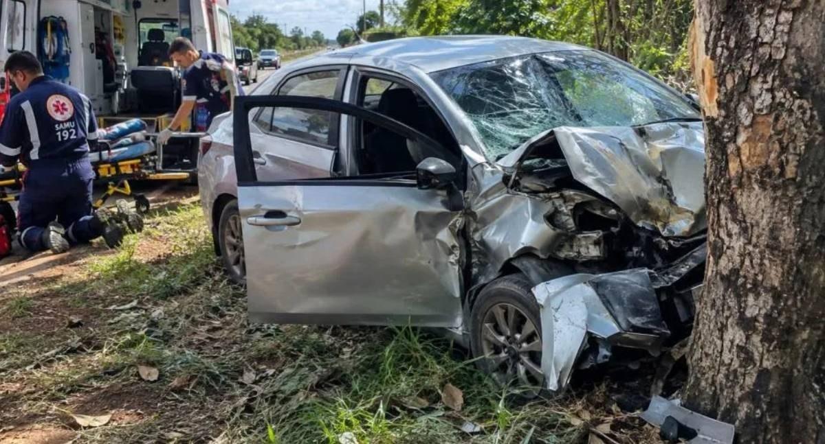 Motorista fica gravemente ferido depois de perder o controle e colidir contra árvore em RO