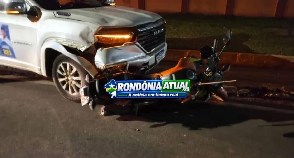 Mototaxista e passageiro ficam feridos depois de colisão entre moto e caminhonete em Ji-Paraná