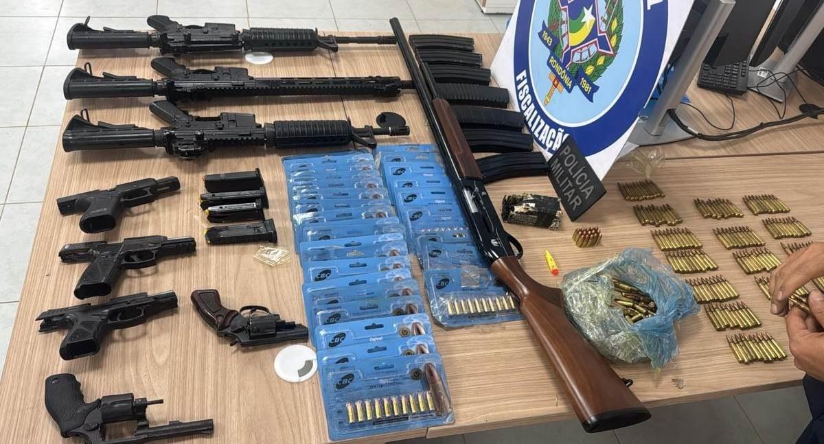 Operação conjunta apreende fuzis, pistolas e centenas de munições em caminhão no interior de Rondônia