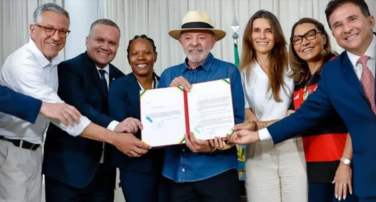 Presidente Lula sanciona lei que estabelece diretrizes permanentes para o desenvolvimento do futebol feminino
