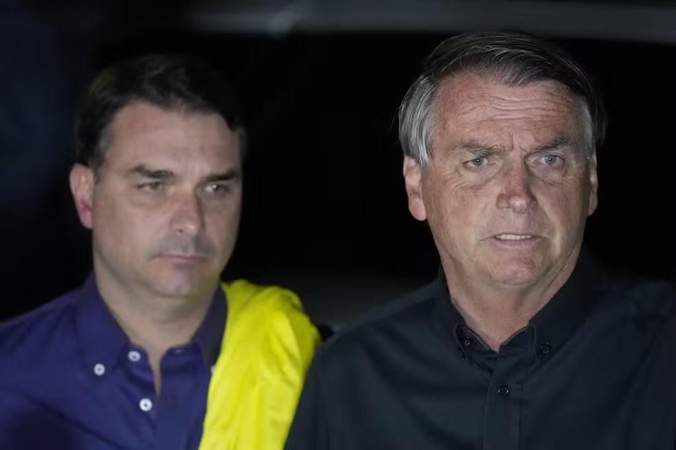 Após 90 dias, Moraes autoriza Flávio Bolsonaro a visitar o pai