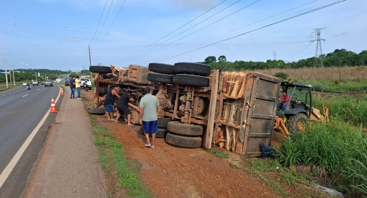 Caminhão carregado de areia tomba na BR-364 após motorista ser fechado em Porto Velho