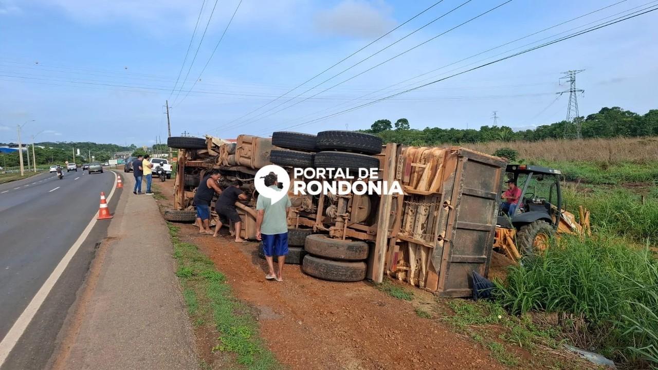 Caminhoneiro fica ferido após caçamba tombar na BR-364