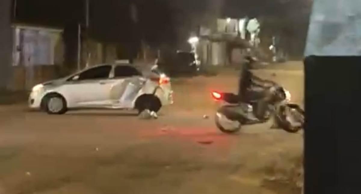 Duas pessoas ficam feridas em colisão entre carro e moto na Zona Leste; motorista foge do local