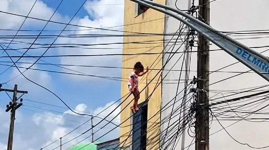 Menina de 4 anos cai do segundo andar, fica pendurada em fios e é salva por policial de folga – VEJA VÍDEO