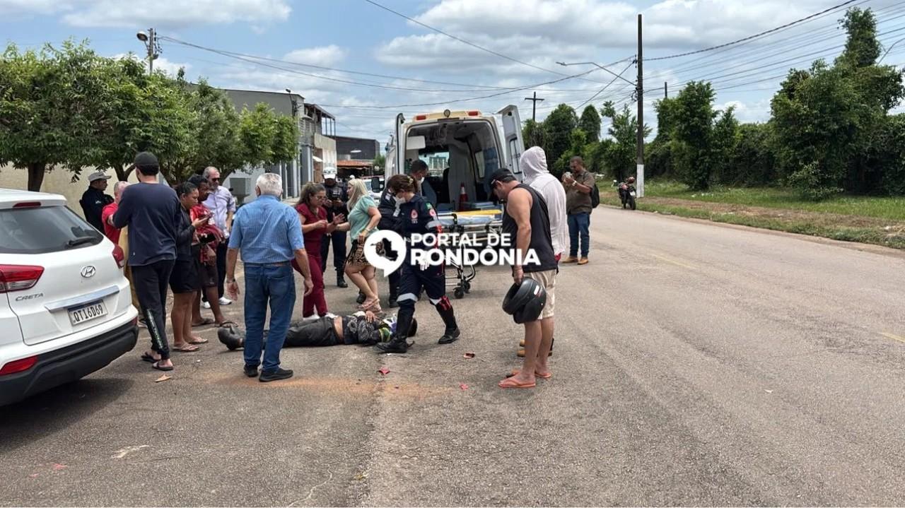 Motociclista fica ferido após acidente com carro na rua México