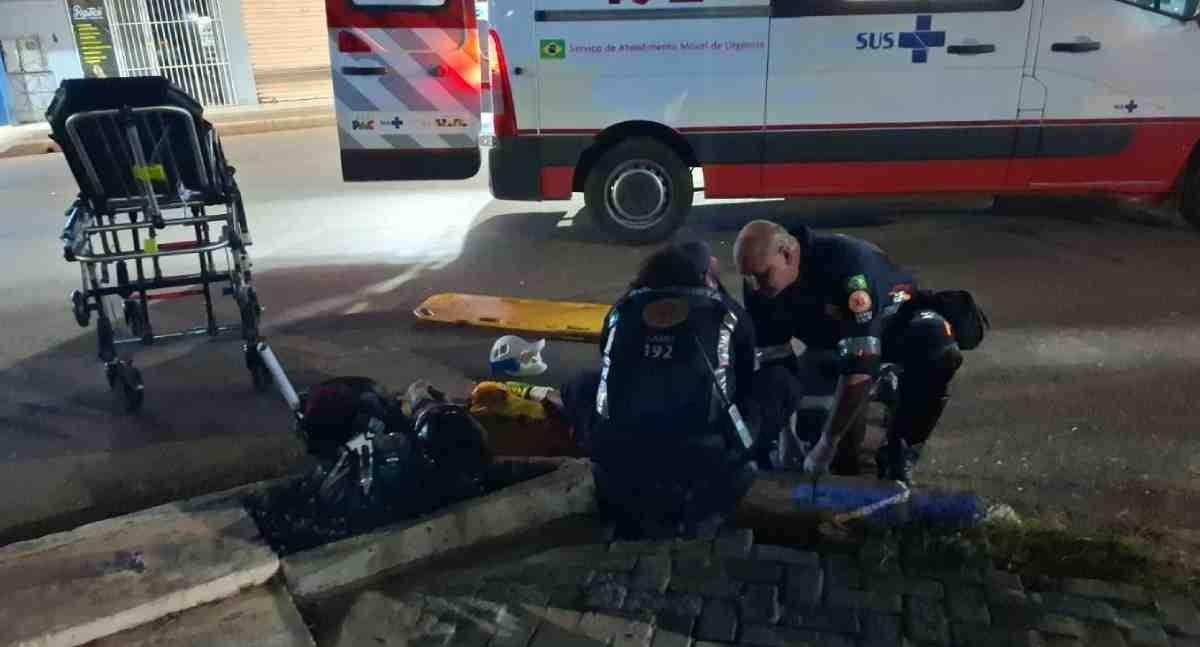 Motociclista sofre fratura na perna depois de colisão