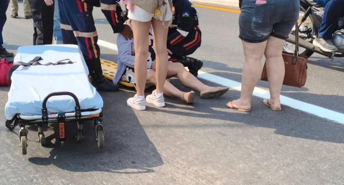 Mototáxi colide contra carro elétrico e deixa passageira idosa ferida na BR-364