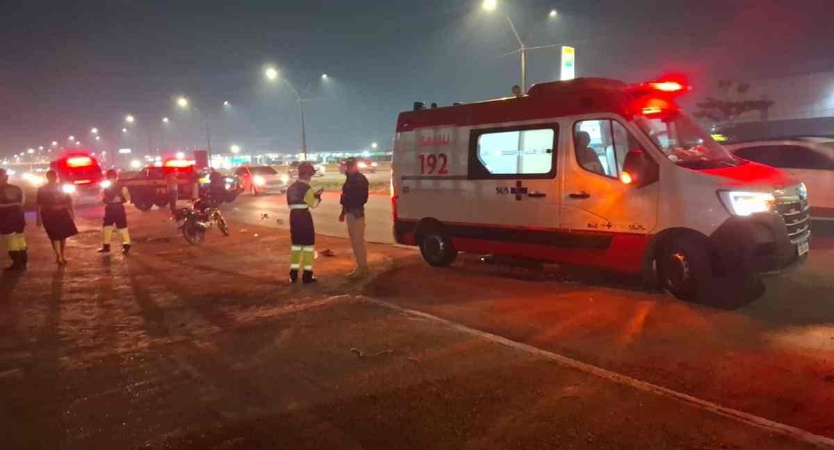 Mulher fica ferida depois de colisão entre moto e carro elétrico BYD