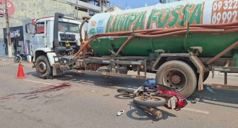 Passageira de motocicleta morre em grave acidente com caminhão