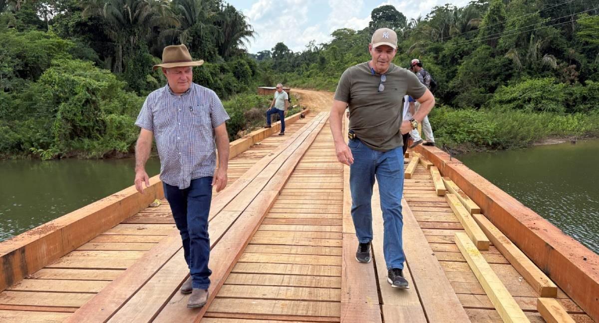 Pedro Fernandes acompanha obras do DER na Ponte do Cabeça, na RO-010
