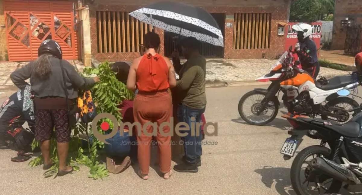 Queda de motocicleta deixa mulher com fratura grave na perna no bairro Areal em Porto Velho