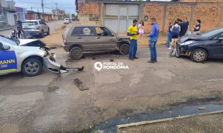 Acidente deixa três carros destruídos após motorista avançar preferencial na Zona Sul