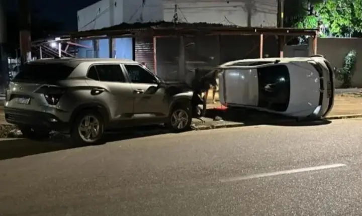  Acidente entre carros termina com capotamento em bairro de Porto Velho 