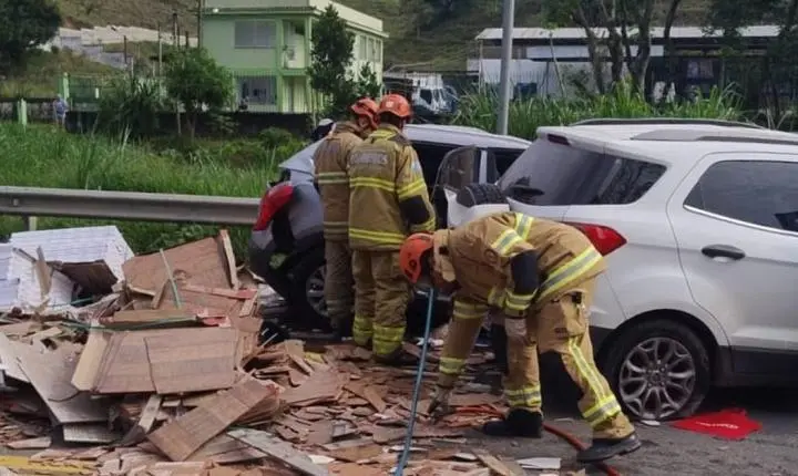 Acidente na BR-393 deixa cinco mortos e nove feridos no RJ