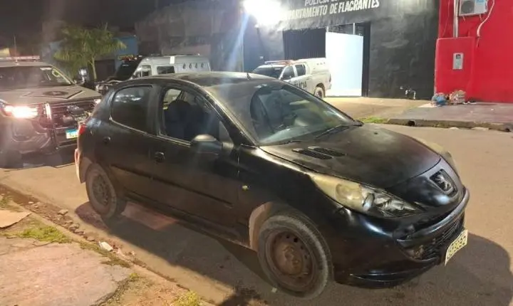 Adolescentes são detidos pela PM com carro furtado e pintado com spray em Porto Velho