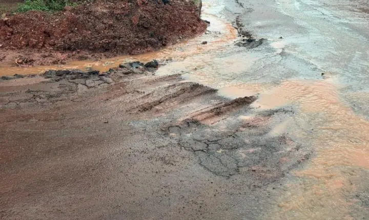Água compromete via recém-asfaltada e vereador Edimilson Dourado solicita tubo armco