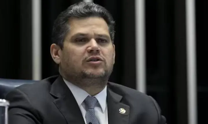 Alcolumbre mantém calendário, porém avanço da direita no Senado dificulta votação da PEC da escala 6x1