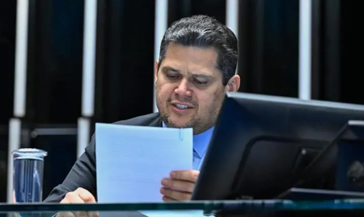 Alcolumbre promulga dosimetria, que reduz penas do 8/1 com benefício a Bolsonaro