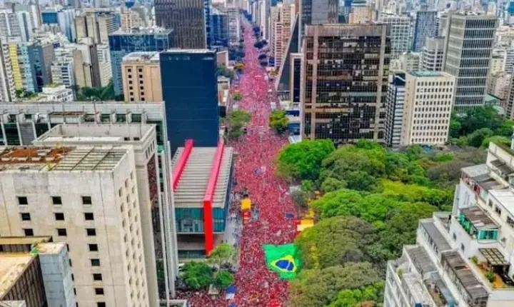 Ato por reeleição de Lula reúne apoiadores na Avenida Paulista