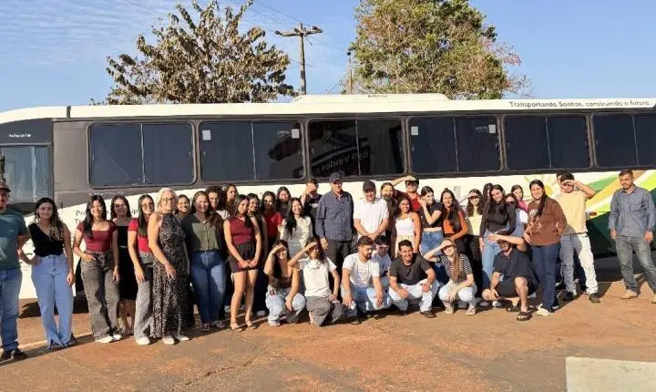 Bagattoli entrega ônibus para universitários de Cabixi