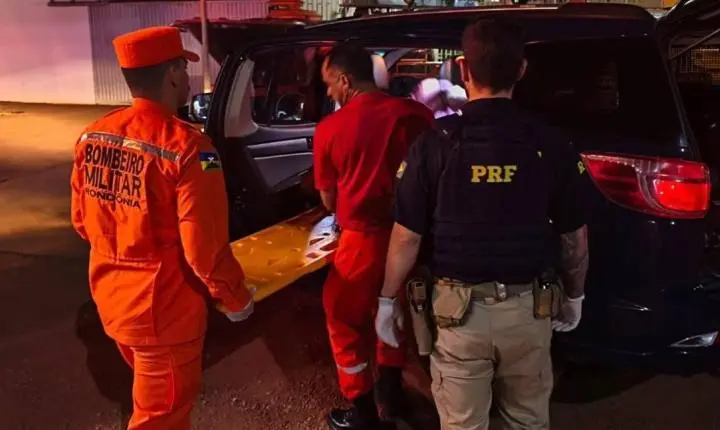 Bebê nasce dentro de viatura da PRF no decorrer de auxílio à gestante na BR-425, em Guajará-Mirim