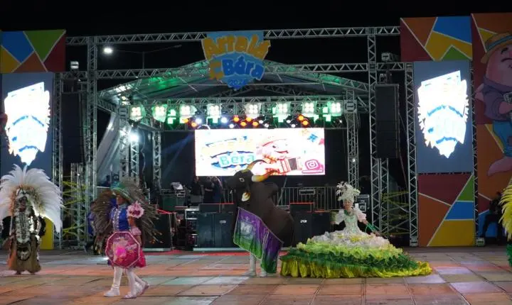 Bois-bumbás abrem o Arraiá do Bera e encantam o público na primeira noite da festa
