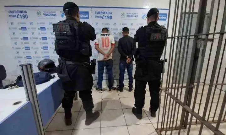 BPTA prende dupla e apreende submetralhadora 9 mm em carro de aplicativo