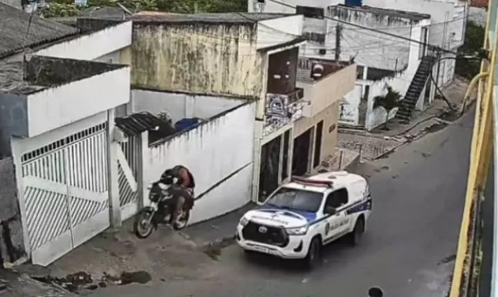 Câmera de segurança registra momento exato de acidente envolvendo motociclista no bairro Lídia Queiroz