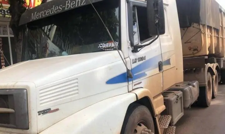 Caminhão colide contra carros estacionados na Avenida Major Amarante em RO