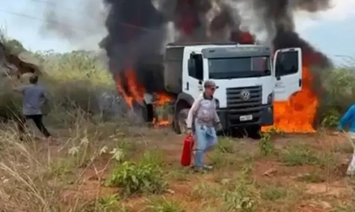 Caminhão da Prefeitura de Nova Brasilândia do Oeste é destruído por incêndio após atingir rede de alta tensão