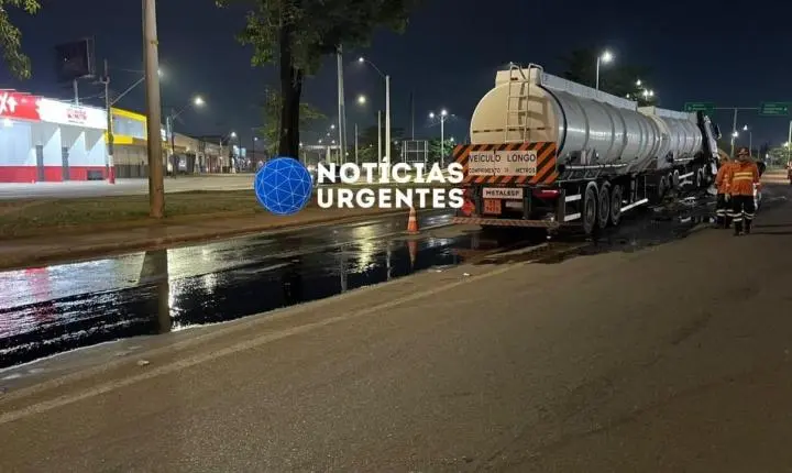 Caminhão-tanque atinge mureta e provoca vazamento de diesel no Trevo do Roque