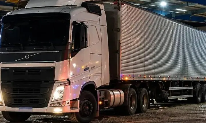 Caminhoneiro de 55 anos é encontrado morto dentro de veículo em pátio de empresa em RO