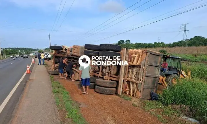 Caminhoneiro fica ferido após caçamba tombar na BR-364