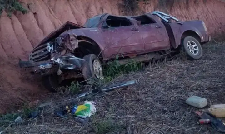 Caminhonete capota na zona rural e ocupantes abandonam veículo antes de socorro em Porto Velho