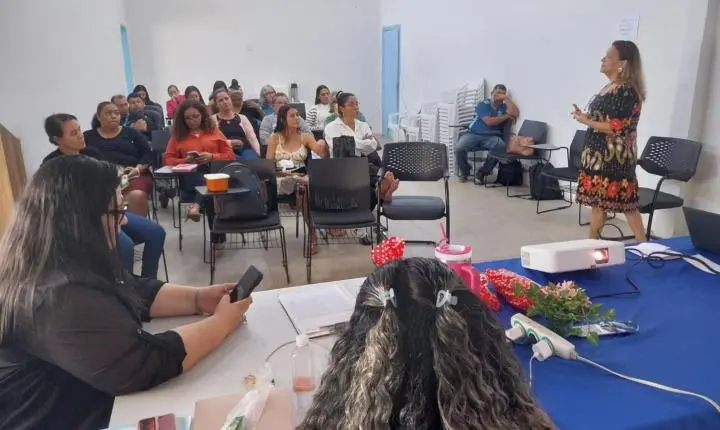 Capacitação prepara equipe para atendimento especializado na Casa Aurora