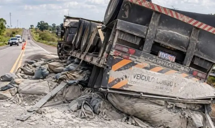Carreta carregada com setecentas sacas de cimento tomba em rodovia federal no interior de estado amazônico