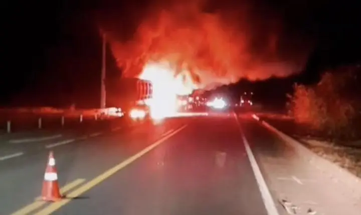 CARRETA PEGA FOGO NA BR-364 APÓS ESTOURO DE PNEU.