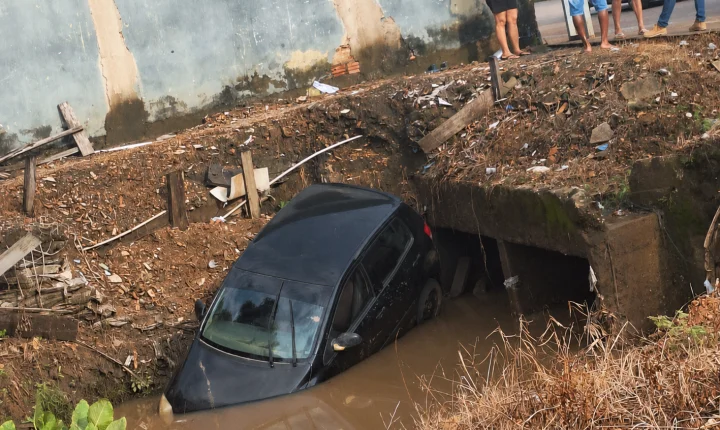 Carro cai dentro de bueiro após motorista perder controle na Capital