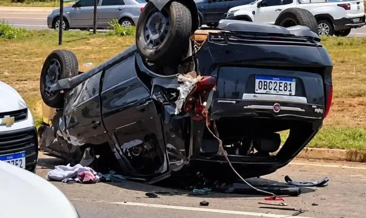 Carro capota depois de colisão e deixa motorista preso às ferragens na BR-364