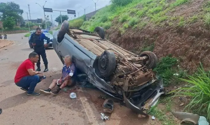 Carro capota na Rua da Beira depois de motorista perder o controle da direção