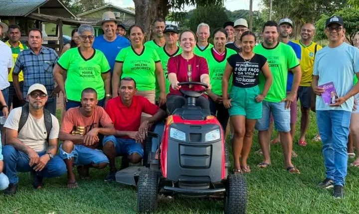 Cláudia de Jesus entrega trator cortador de grama de R$ 30 mil em São Miguel do Guaporé