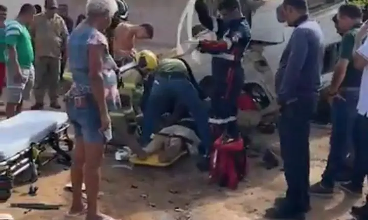 Colisão  deixa carro destruído e motorista presa às ferragens na zona Norte