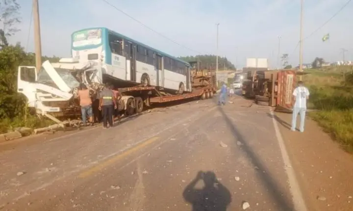 Colisão entre duas carretas bloqueia trecho da BR-364 em RO