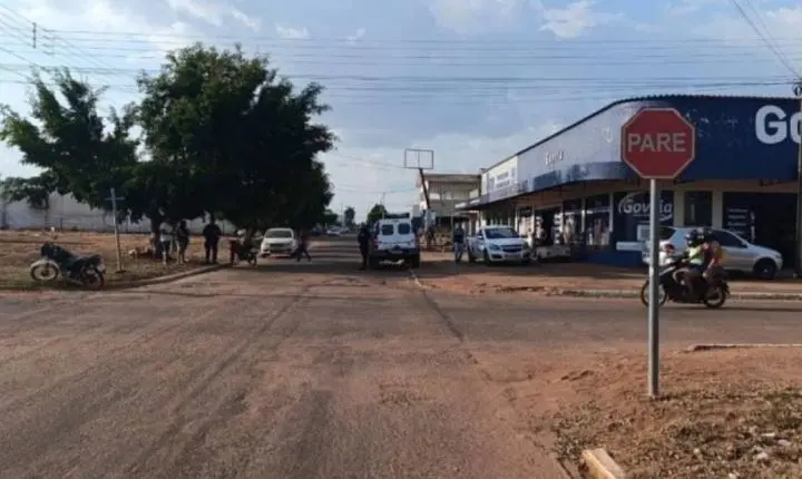 Colisão entre duas motocicletas deixa pai e filho feridos em cruzamento de São Francisco do Guaporé