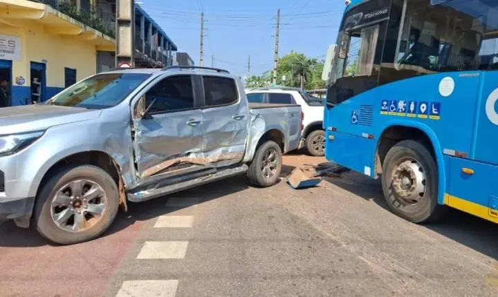 Colisão entre ônibus e caminhonete S10 é registrada em cruzamento no bairro Nova Porto Velho
