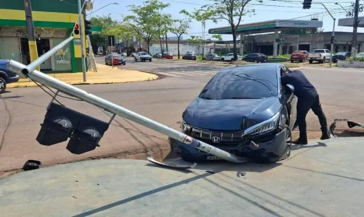 Colisão entre veículos deixa carro destruído e semáforo danificado na capital