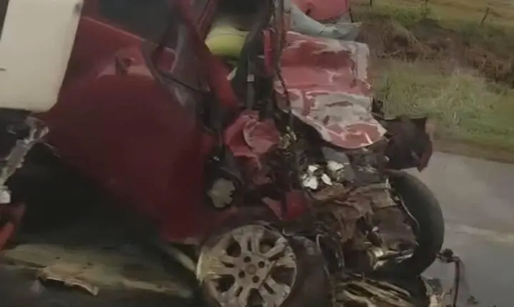 Colisão frontal entre picape e carreta deixa duas pessoas mortas na BR-364