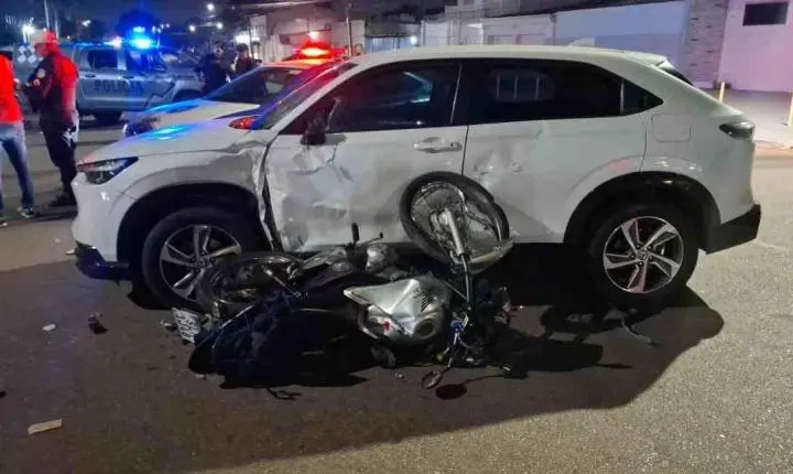 Colisão lateral entre carro e moto é registrada no cruzamento da Avenida Melvin Jones em RO