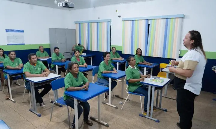 Com kit escolar e uniforme, alunos da EJA iniciam aulas na Vila Princesa